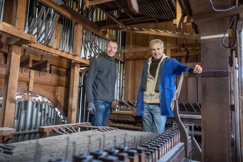 Het orgel in de Nieuwe Kerk heeft een onderhoudsbeurt gehad. Op de foto staan Udo de Wit en Martin Nijdam, de ’orgelbouwers’ die de klus klaarden.