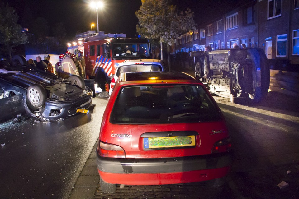 Twee auto's over de kop op Ruyghweg: twee zwaargewonden. Foto: DNP.NU
