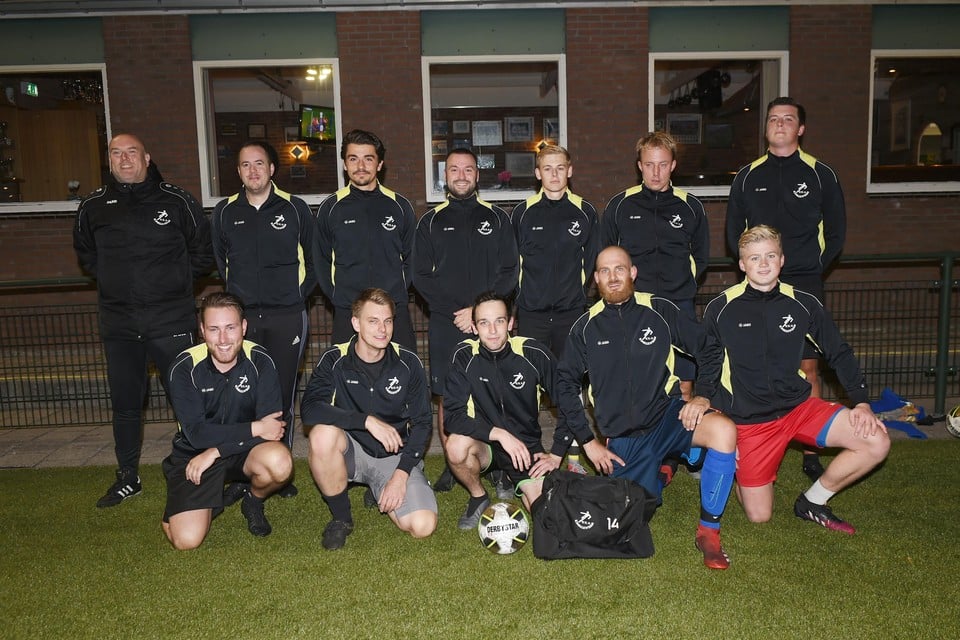 Andy Huitema (staand, links): ,,Misschien komen er meer spelers terug die ooit bij Knollendam hebben gevoetbald.”