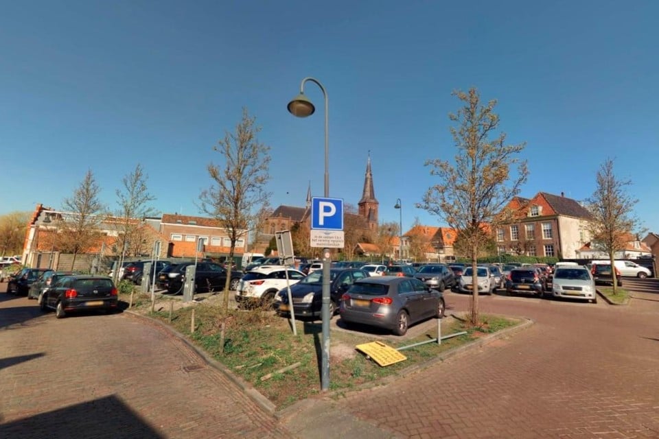 Het Verenigingsplein in het centrum van Monnickendam staat bijna altijd vol. Staan er straks betaalautomaten?