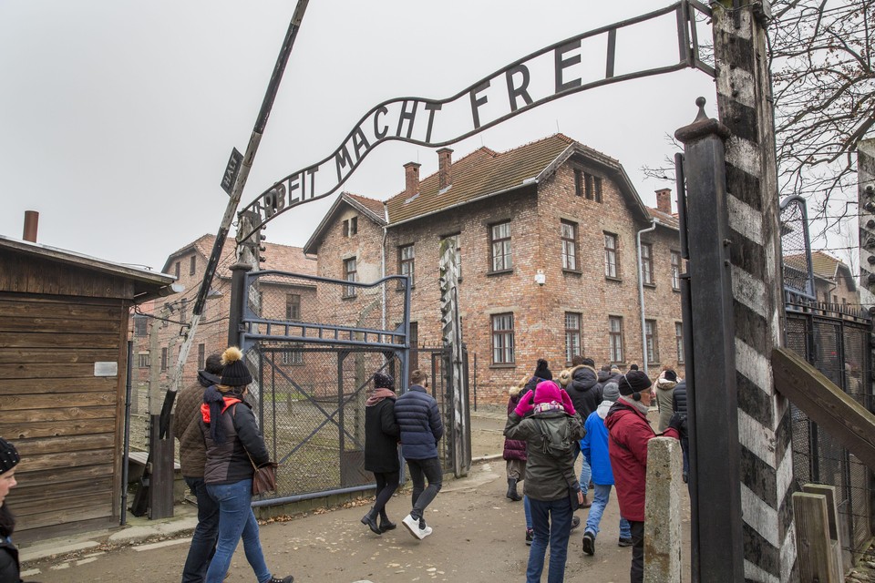 Jongeren bezoeken Auschwitz.