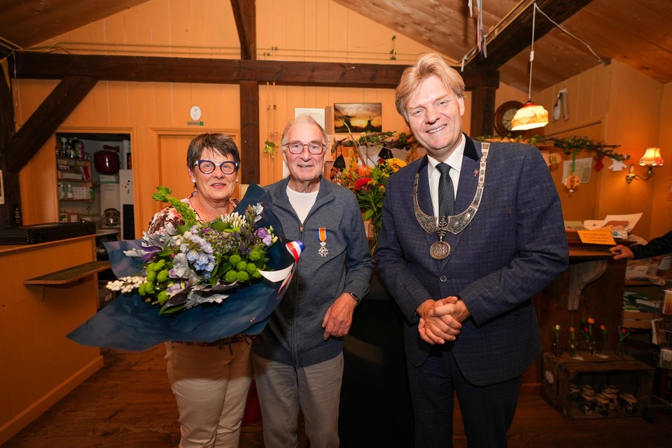 Henk Brunt werd door burgemeester Jan Hamming onderscheiden als Ridder in de Orde van Oranje-Nassau.