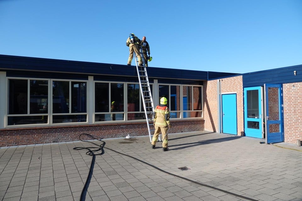 De brandweer rukte deze week uit voor een brand op een dak van een school in Heerhugowaard.