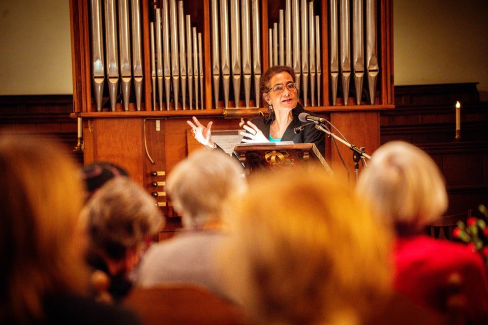 Oud-Tweede Kamerlid Kathleen Ferrier spreekt in de Kogerkerk.