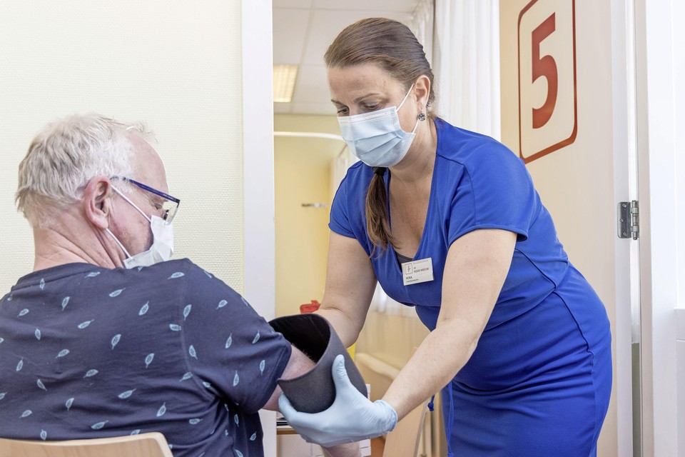 Nora Kwast uit Bovenkarspel helpt een patiënt.