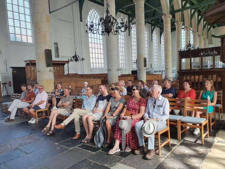 Ratsmitglieder aus Stede Broec, Enkhuizen und Drechterland hören dem Bürgermeister von Enkhuizen, Eduard van Zuijlen, in der Westerkerk zu.
