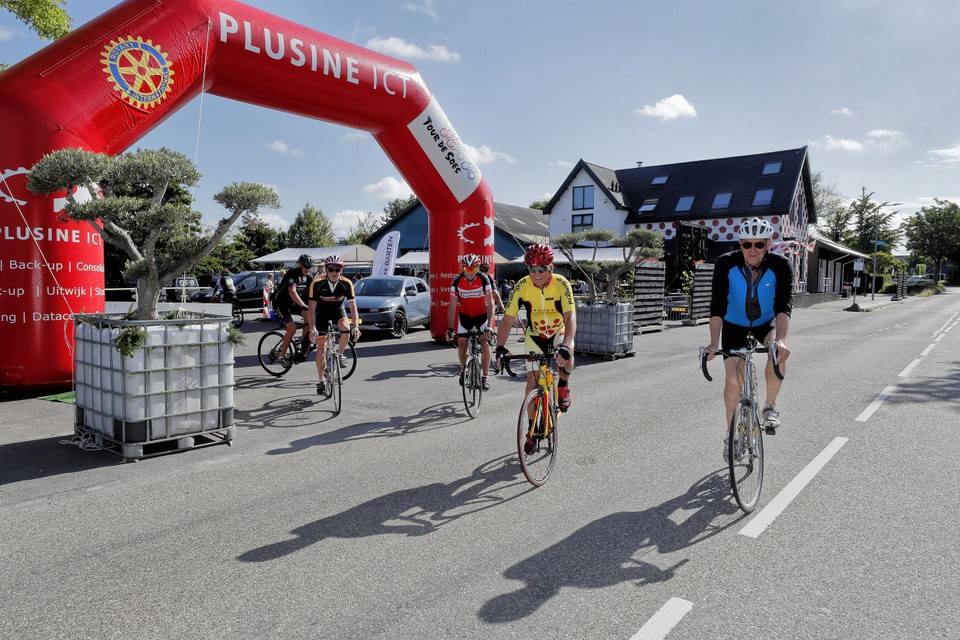 De start van de Tour de Soes in Warmenhuizen. Deze renners maken zich op voor rit van zestig kilometer.