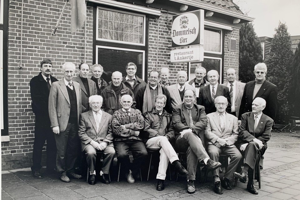 De leden van de Andijker loterijvereniging bij het eeuwfeest in 1997.