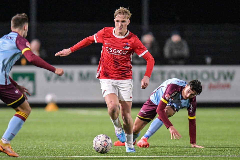 Loek Postma in actie voor Jong AZ tegen Helmond Sport.