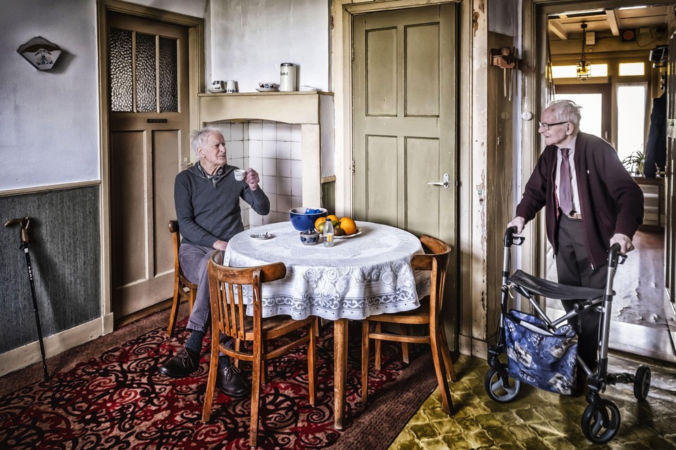 Dirk Vorst (links) en Bob Brugman in het keukentje van Dirk. Ze zijn zeventig jaar bevriend en komen nog wekelijks bij elkaar op de koffie.