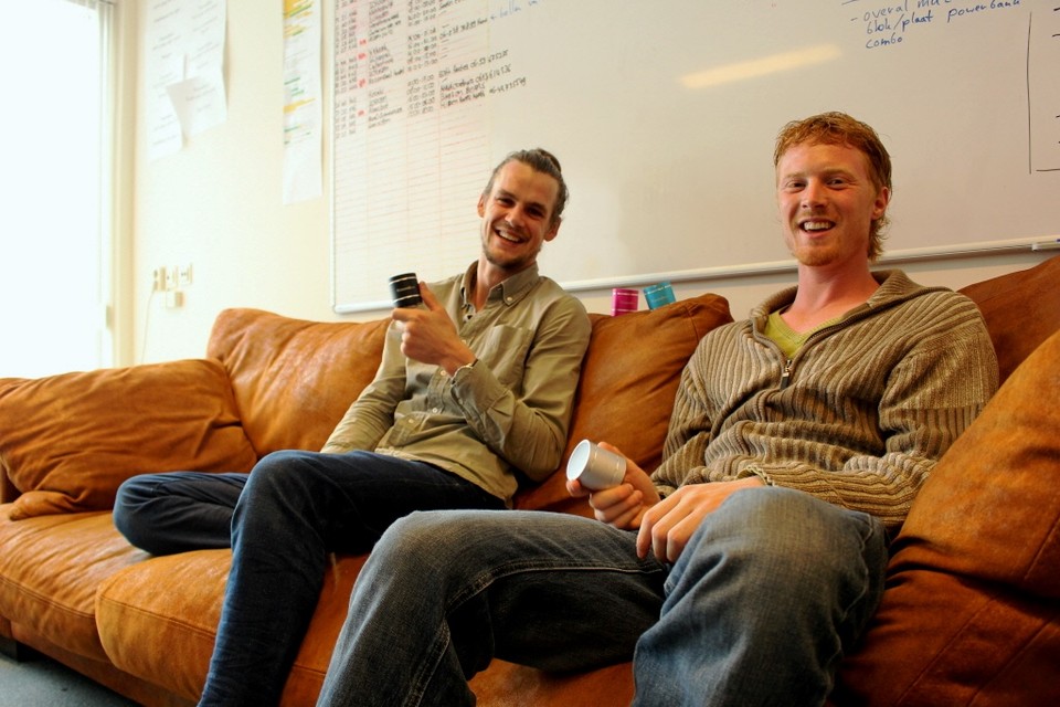Jos Kneppers (links) en Mark van Treuren met hun zelf ontwikkelde product.