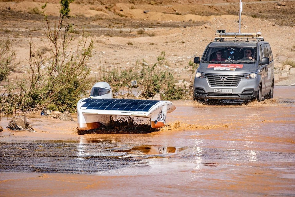 Bij de vijfdaagse wedstrijd voor wagens die op zonne-energie rijden, kregen Christiaan, Tanya en de andere deelnemers aan de Solar Challenge Morocco onder meer te maken met de gevolgen van overvloedige regenval.