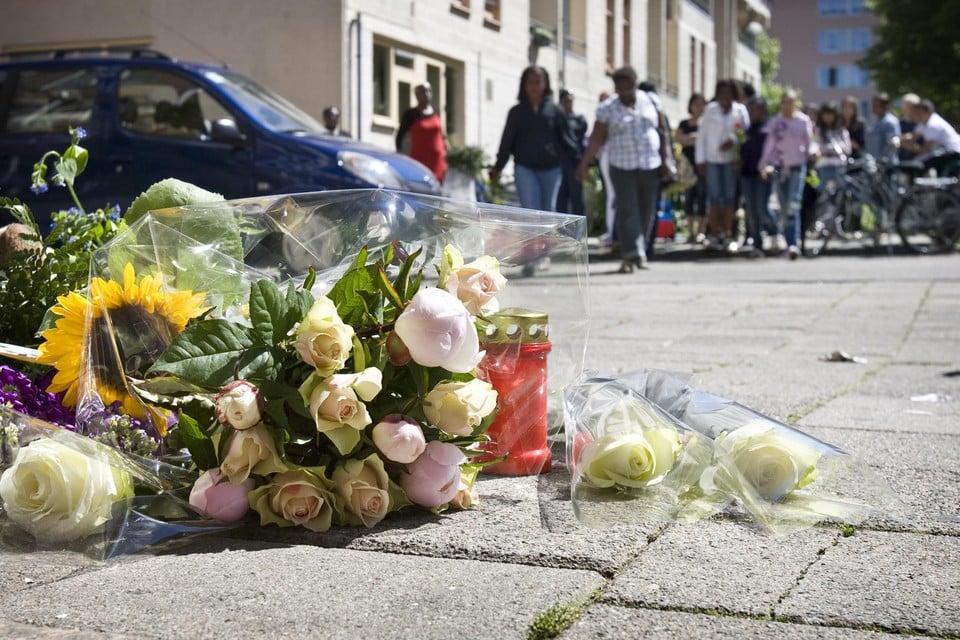 2009, bloemen voor de vermoorde Robienna.