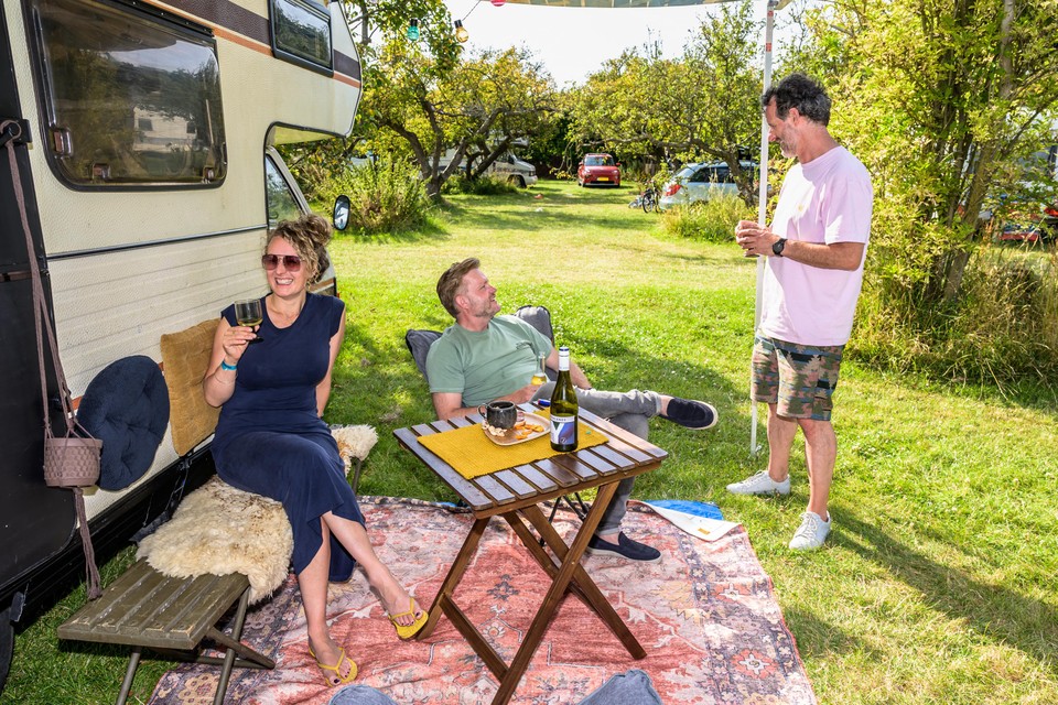 Natasja, Joep en Mark staan het hele weekeinde op de camping voor het festival.