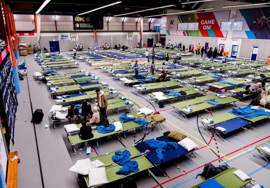Ook in een sporthal in Rotterdam-Zuid worden Oekraïense vluchtelingen tijdelijk opgevangen. Zij kunnen daar verblijven tot opvangplaatsen voor de langere termijn gereed zijn.