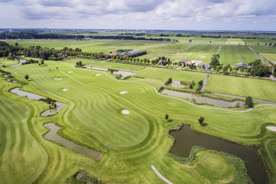 Dronefoto van golfbaan De Zaanse.