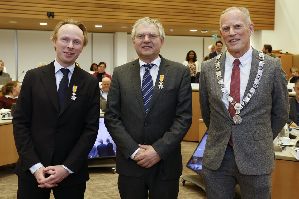 Jelmer Kruijt (l) en Hugo Bellaart (midden) vlak na hun benoeming tot Lid in de Orde van Oranje-Nassau. Burgemeester Han ter Heegde (r) speldde de bijbehorende versierselen tijdens de raadsvergadering op.