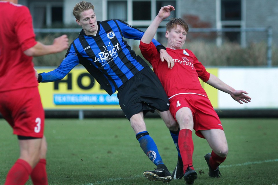 Nick van der Ven van Vitesse’22 heeft de bal rakelings over het JVC-doel geschoten.