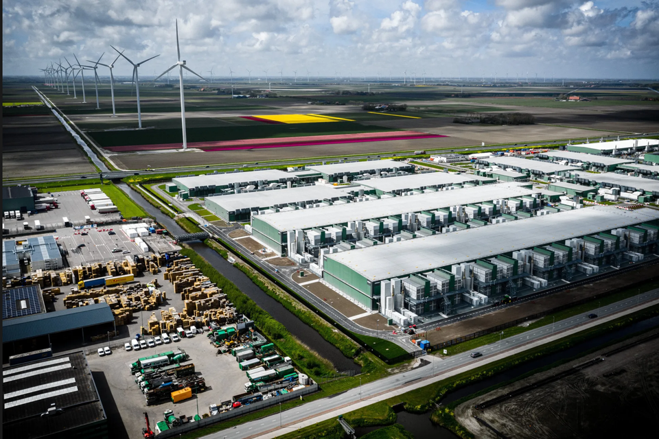 Een luchtfoto van het datacenter van Microsoft in de Wieringermeerpolder.
