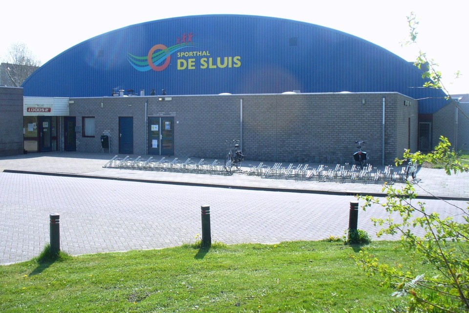 Sporthal De Sluis in Hoogkarspel met links Loods 2.
