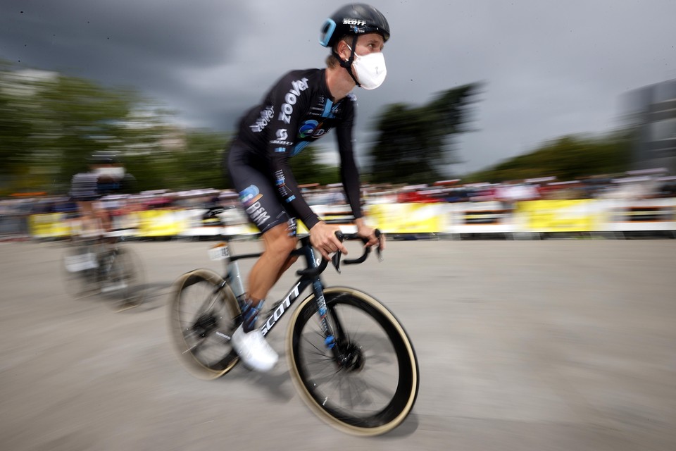 Cees Bol arriveert voor de start van de derde etappe van de Tour.