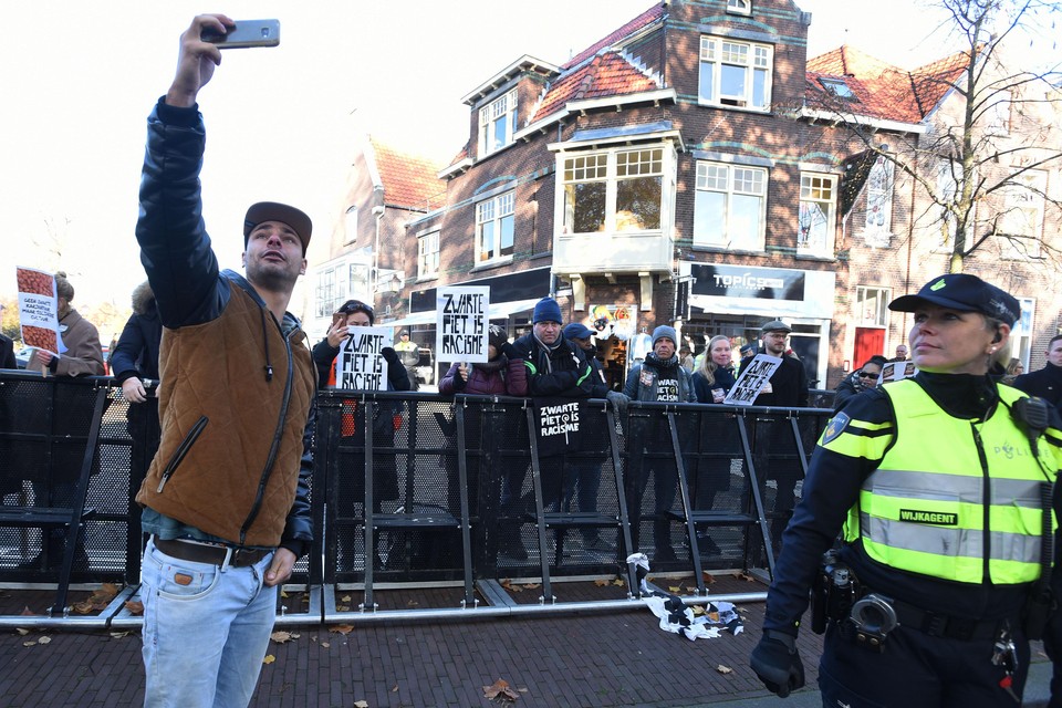 Tijdens de intocht van sinterklaas was er in Hoorn een vak voor demonstranten tegen Zwarte Piet.
