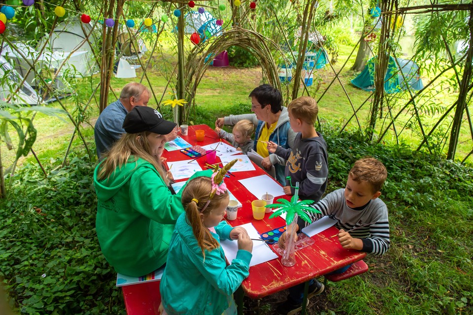 Spelletjes doen en schilderen op de camping in het Noordsterpark in Wormerveer. Die is er dit jaar nieuw bijgekomen, net als de camping in park Saendelft Oost.