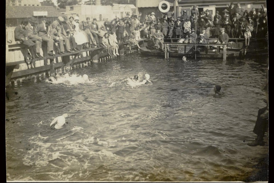 Waterpolowedstrijd De Alkmaarse Waterratten tegen Purmerend. Augustus 1924.