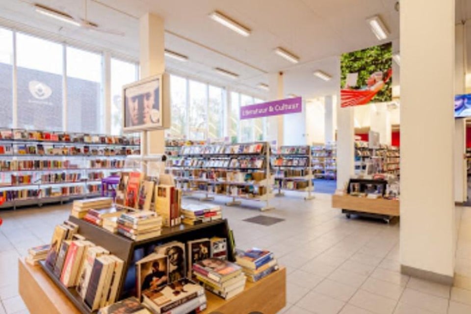 De huidige bibliotheek aan het Fie Carelsenplein.