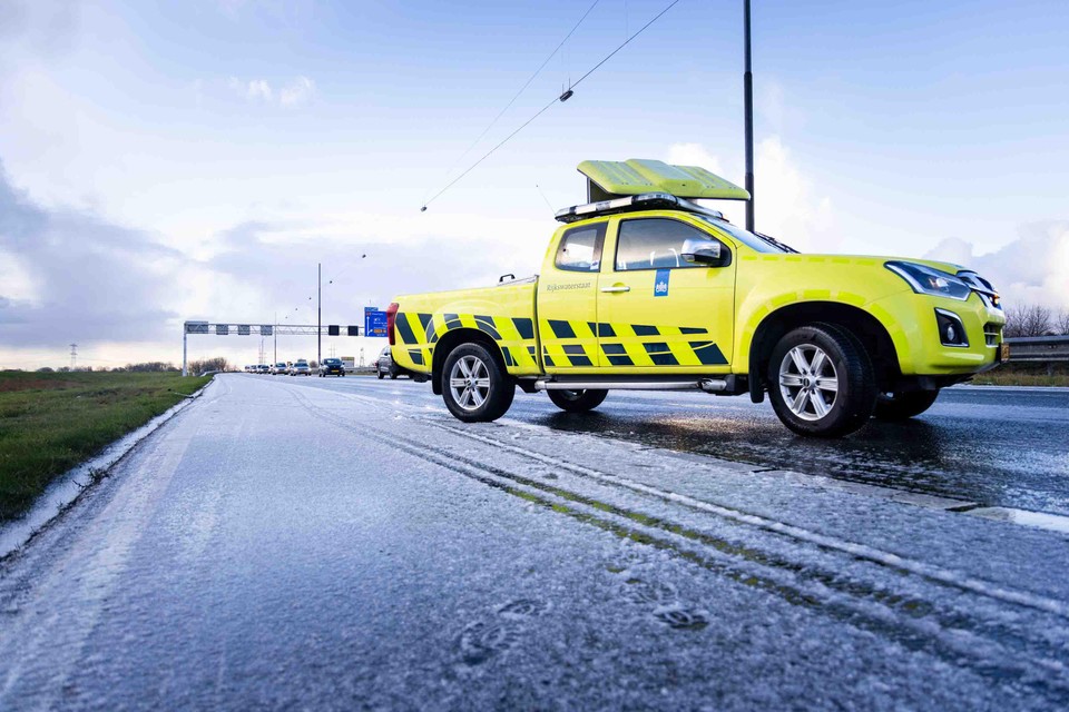 Op sommige plekken ligt er sneeuw, zoals op de A9 en de A22 richting Alkmaar, waar donderdagochtend meerdere ongelukken plaatsvonden.