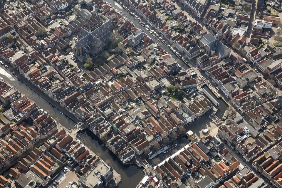 Een luchtfoto met daarop linksboven de Sint Laurentiuskerk.