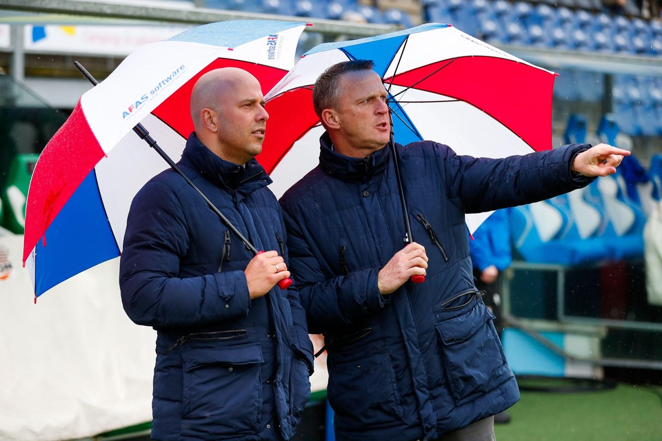 John van den Brom (r) als hoofdtrainer van AZ met zijn assistent Arne Slot.