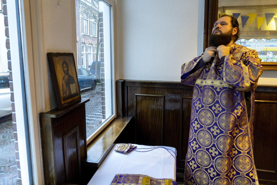 Priester Andriy Todosiychuk bereidt zich voor op de dienst.