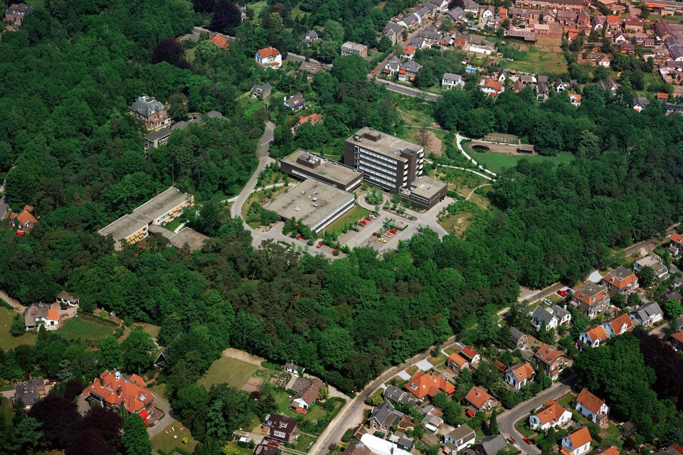 Een foto uit begin jaren 70, met het toen net gebouwde ziekenhuis in het Maarfschalksbos.