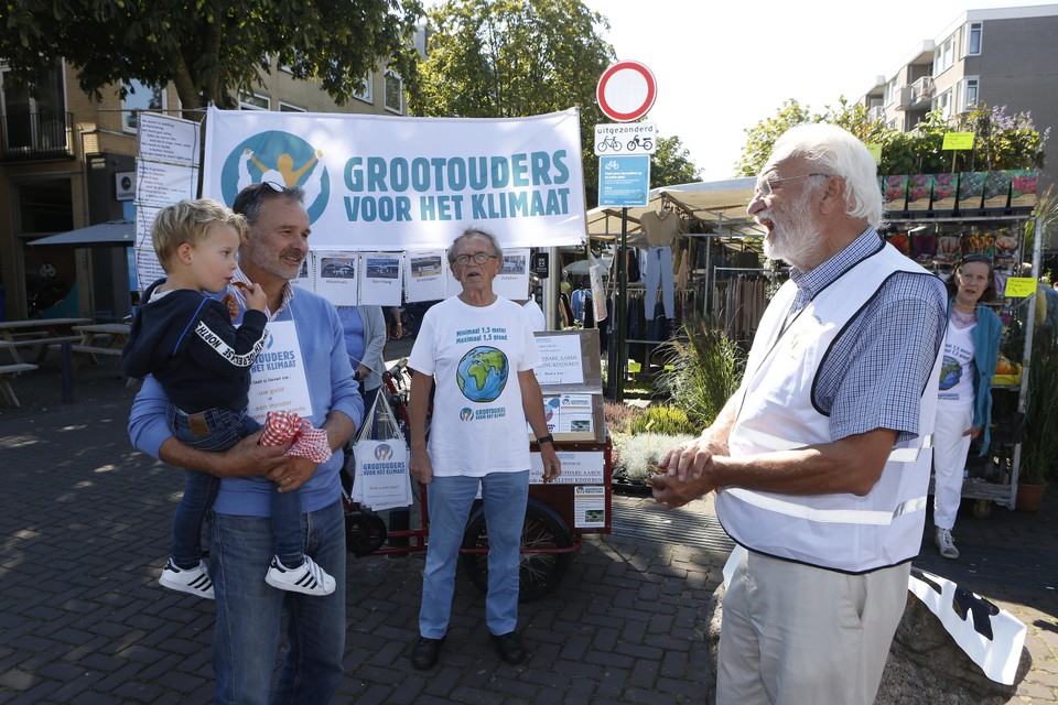 Sander Smits van Oyen met kleinzoon Daan, Jogchum Kooi en Dick van Elk voor de tweedehands actiebakfiets op de Groest.