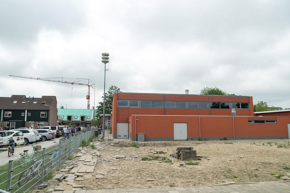 Braakliggend terrein bij basisschool De Wiekslag. Ooit ook beoogd als voetbalkooi. Op dit moment wordt er aan ’slechts’ een voetbalplein gedacht.