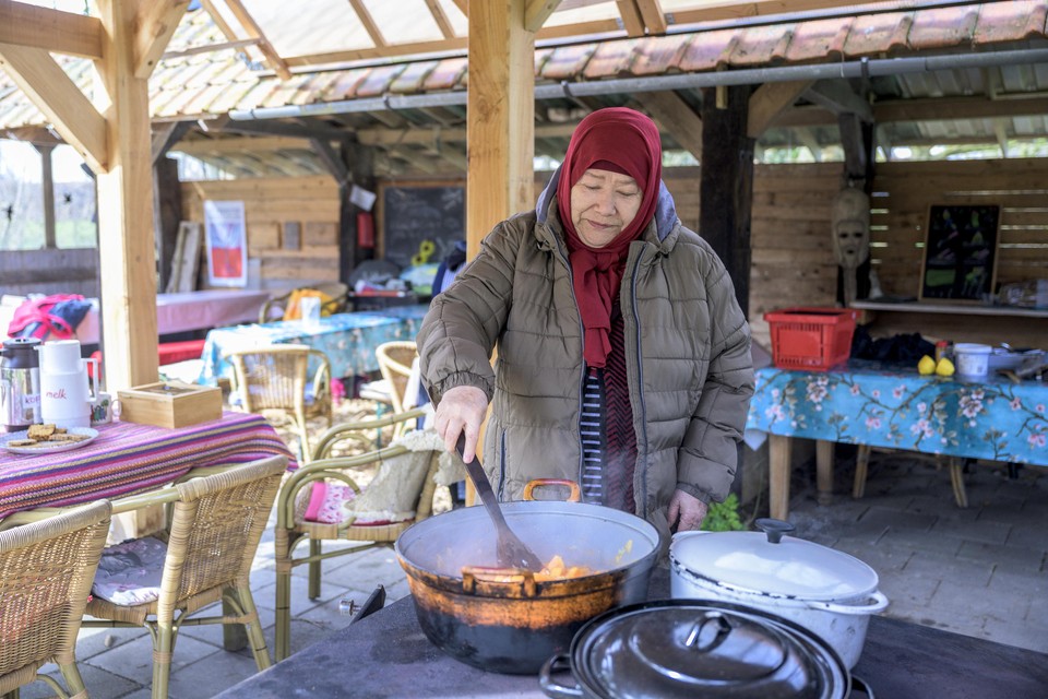De Oeigoerse Ayxiamu is een van de vrouwen die al een lange tijd bij de Beemster Wereldtuin komt.