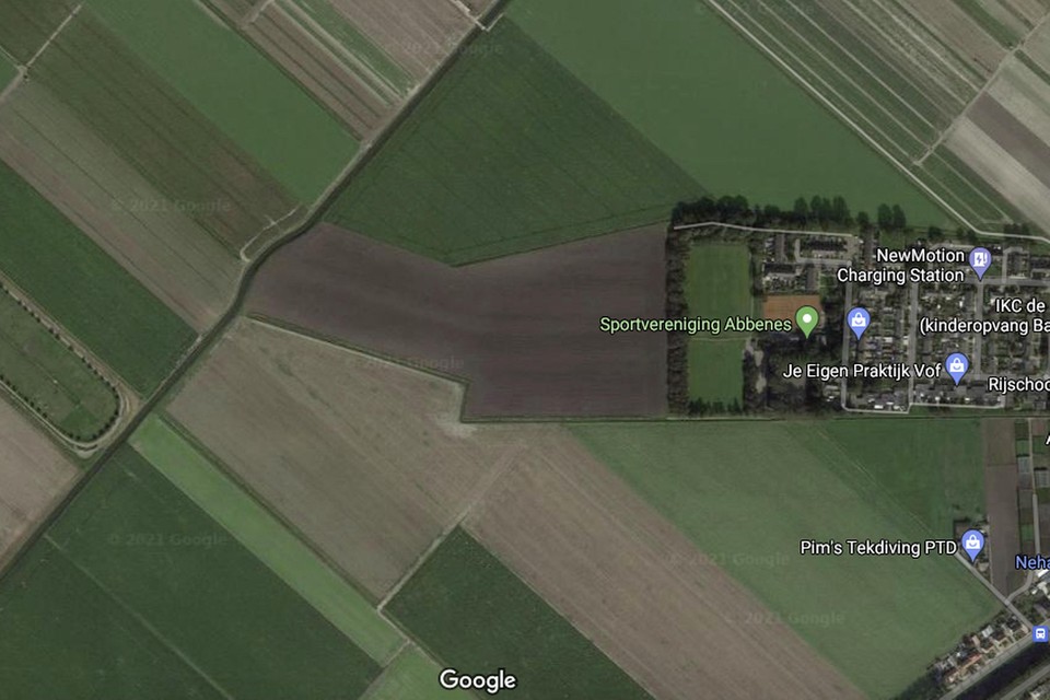 Het donkere perceel grond moet bos worden, vindt de gemeente Haarlemmermeer. Rechtsonder in beeld de Hoofdvaart.