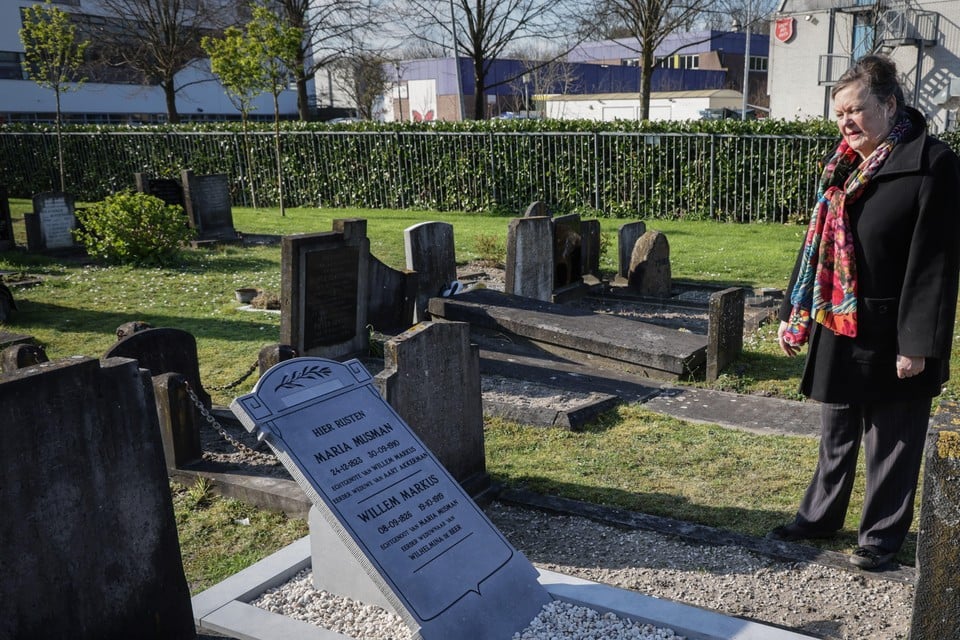 Rita Lodde bij het graf van Maria Musman en Willem Markus.