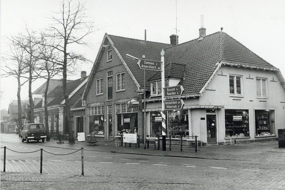 De Smederij gefotografeerd in 1973, het winkeltjeshuis is sinds dit jaar open.