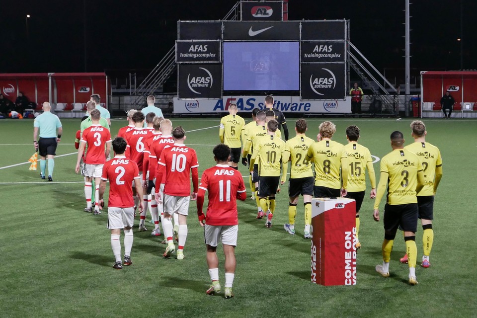 De spelers van Jong AZ en VVV betreden het veld voor de wedstrijd.