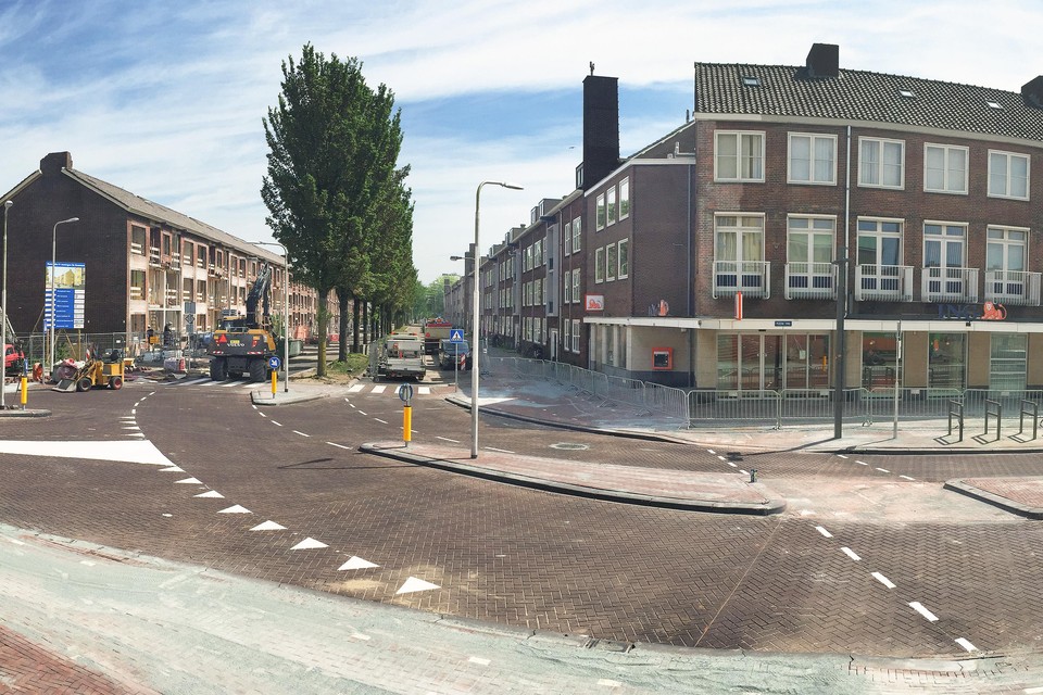Zicht op De Noostraat vanaf Plein 1945 in IJmuiden. De flats links van het Woningbedrijf zijn intussen gerenoveerd, rechts niet.