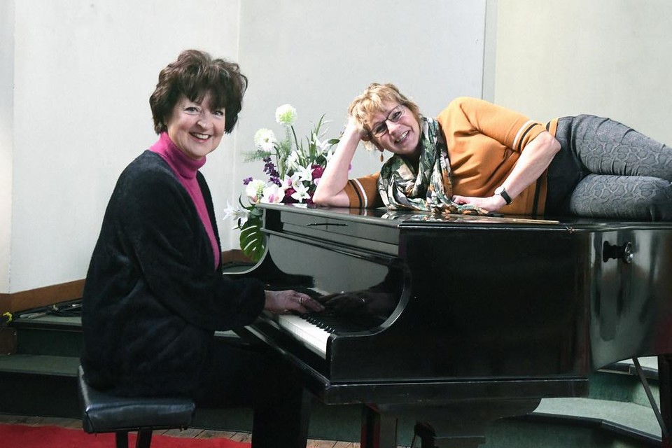 Hetty Senster op en Annelies Komen aan de piano.
