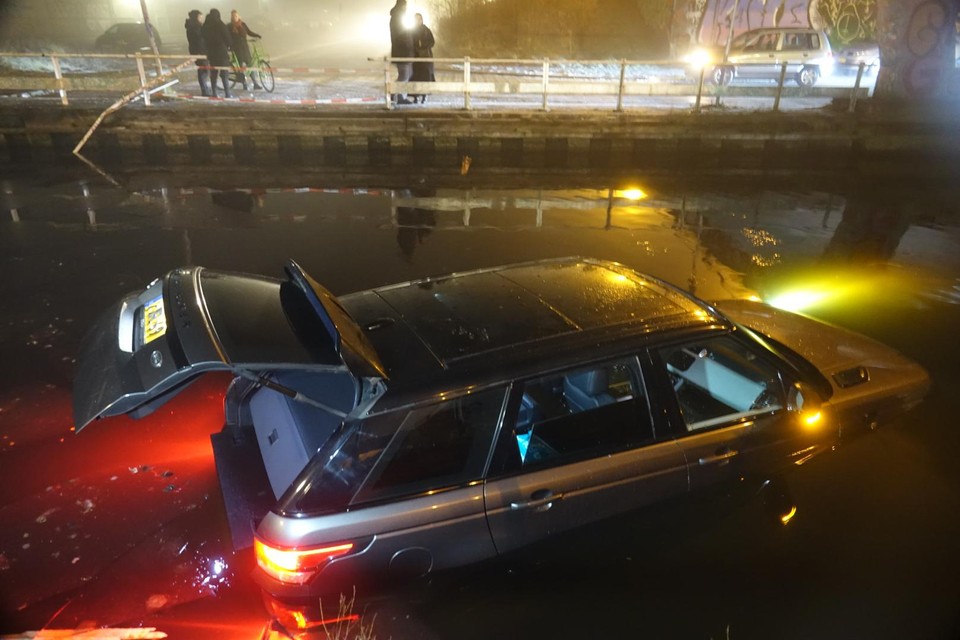 Indiener identificatie kanker Auto glijdt door hek heen in water Zaandam | Noordhollandsdagblad