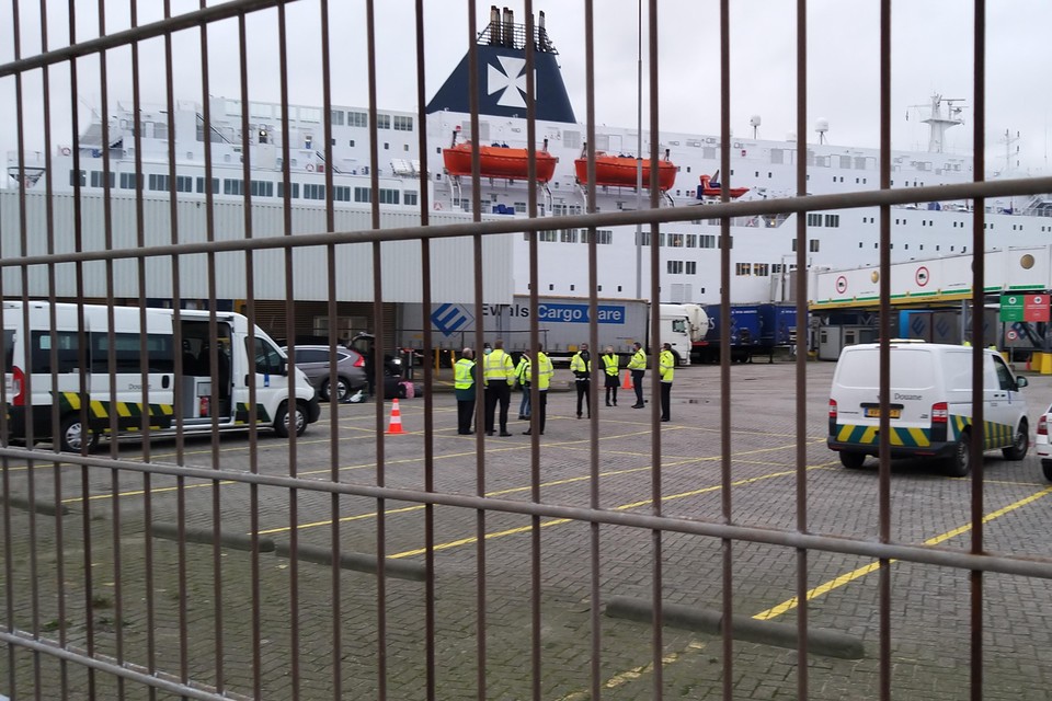Veel douanebeambten op het terminalterrein van DFDS maandag.