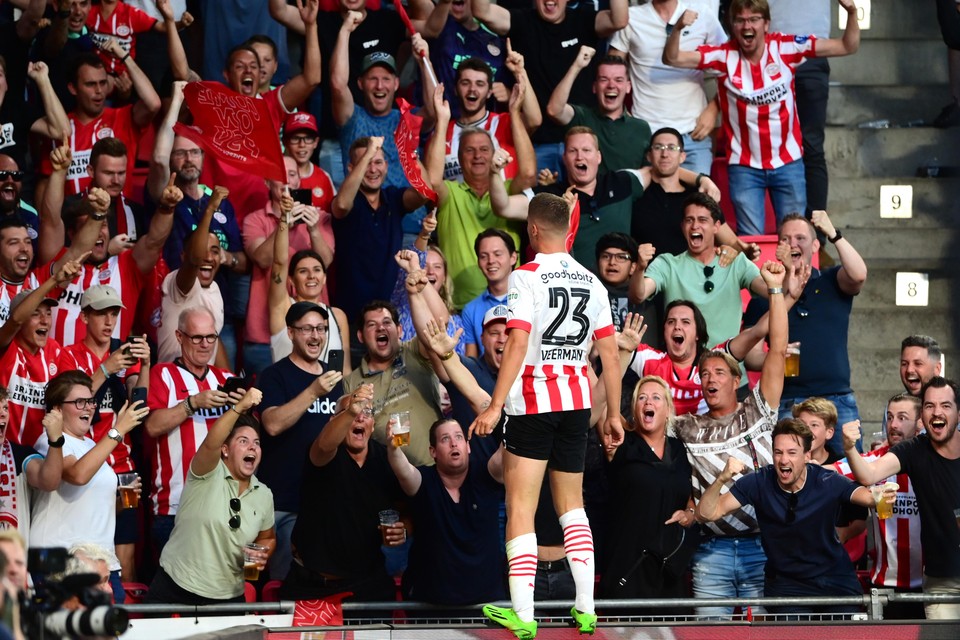 De fans van PSV adoreren Joey Veerman na zijn 1-0 tegen Monaco in de voorronde van de Champions League.