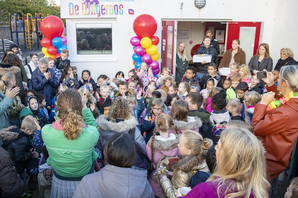 Een groepje kinderen brengt a capella een liedje ten gehore bij de opening van kindcentrum De Wilgeroos.