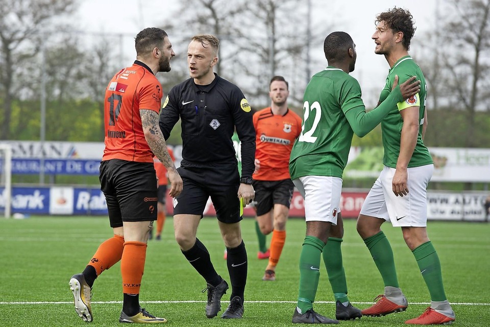 Nick Smit smoort een opstootje tussen (oud-)Katwijk-aanvaller Norair Mamedov en (toenmalig)AFC-aanvoerder Magid Jansen in de kiem.