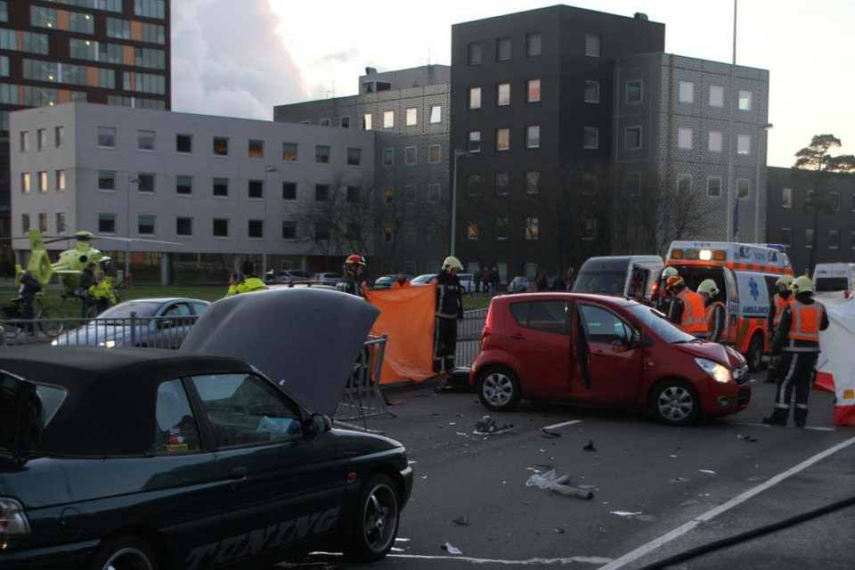 Bestuurder auto raakt onwel en rijdt tegen wegafzetting Houtveldweg in Zaandam. Foto: Jelle Brandsma/ DNP.NU