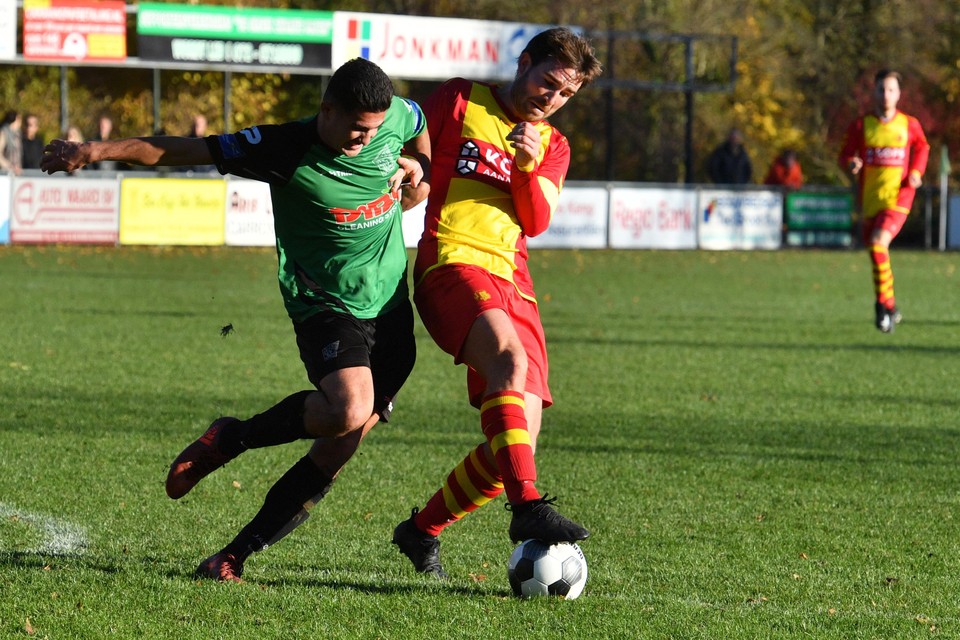 HSV-aanvoerder Steef Kaandorp probeert SVW-aanvaller Leon Ayal van de bal te houden.
